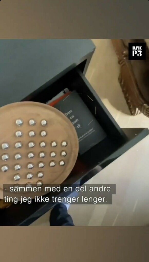 VURDERES SOLGT: Broiler-artisten hevder at han ikke har bruk for eksens bok lenger, og spøker med at den skal selges. Foto: Skjermdump Instagram / NRK P3 VURDERES SOLGT: Broiler-artisten hevder at han ikke har bruk for eksens bok lenger, og spøker med at den skal selges. Foto: Skjermdump Instagram / NRK P3